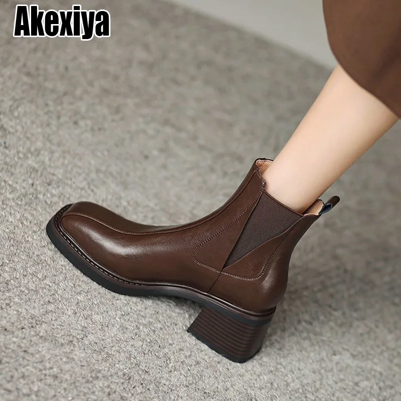 2023 New Women Ankle boots leather upper Retro classic short boots Europe Women Shoes Chelsea boots BC7064
2023 New Women Ankle boots leather upper Retro classic short boots Europe Women Shoes Chelsea boots BC7064