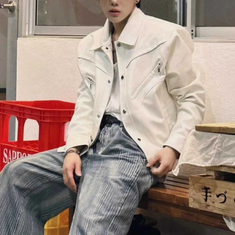 Мужская весенне-осенняя новая мотоциклетная куртка в американском стиле с откидным воротником, повседневные свободные пальто, мужская кожаная куртка с короткими стегаными плечами
Мужская весенне-осенняя новая мотоциклетная куртка в американском стиле с откидным воротником, повседневные свободные пальто, мужская кожаная куртка с короткими стегаными плечами