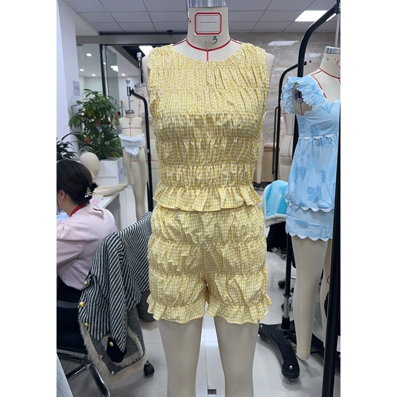 Combhasaki женский комплект из 2 предметов, повседневный комплект одежды без рукавов с круглым вырезом и рюшами в полоску, с рюшами по подолу, укороченный топ на бретелях с эластичными шортами
Combhasaki женский комплект из 2 предметов, повседневный комплект одежды без рукавов с круглым вырезом и рюшами в полоску, с рюшами по подолу, укороченный топ на бретелях с эластичными шортами