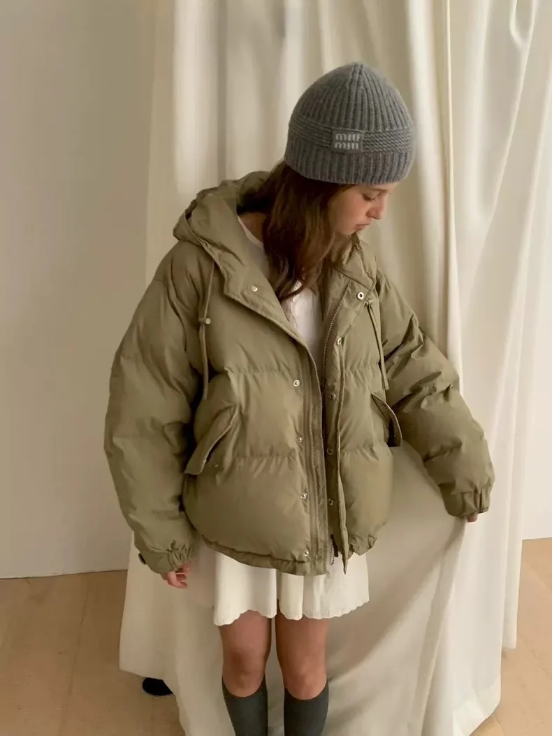 Winter 2025 Women's Korean Sle Hooded Du down Jaet Coat 90% down Thiened Long Sve Warm Outerwear Gle
Winter 2025 Women's Korean Sle Hooded Du down Jaet Coat 90% down Thiened Long Sve Warm Outerwear Gle