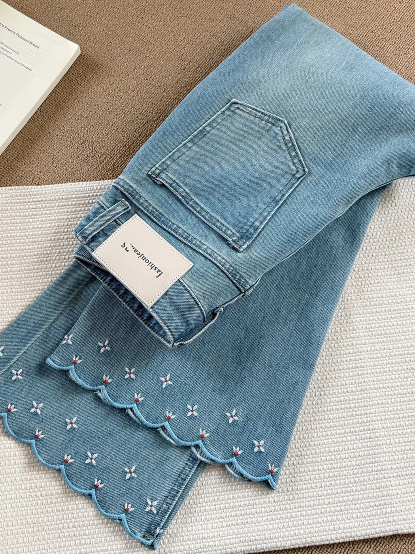 Blue Embroidered Floral Micro Flared Jean Women's Spring Summer High Waist Slim Denim Trousers Versatile Ankle-length Pants
Blue Embroidered Floral Micro Flared Jean Women's Spring Summer High Waist Slim Denim Trousers Versatile Ankle-length Pants