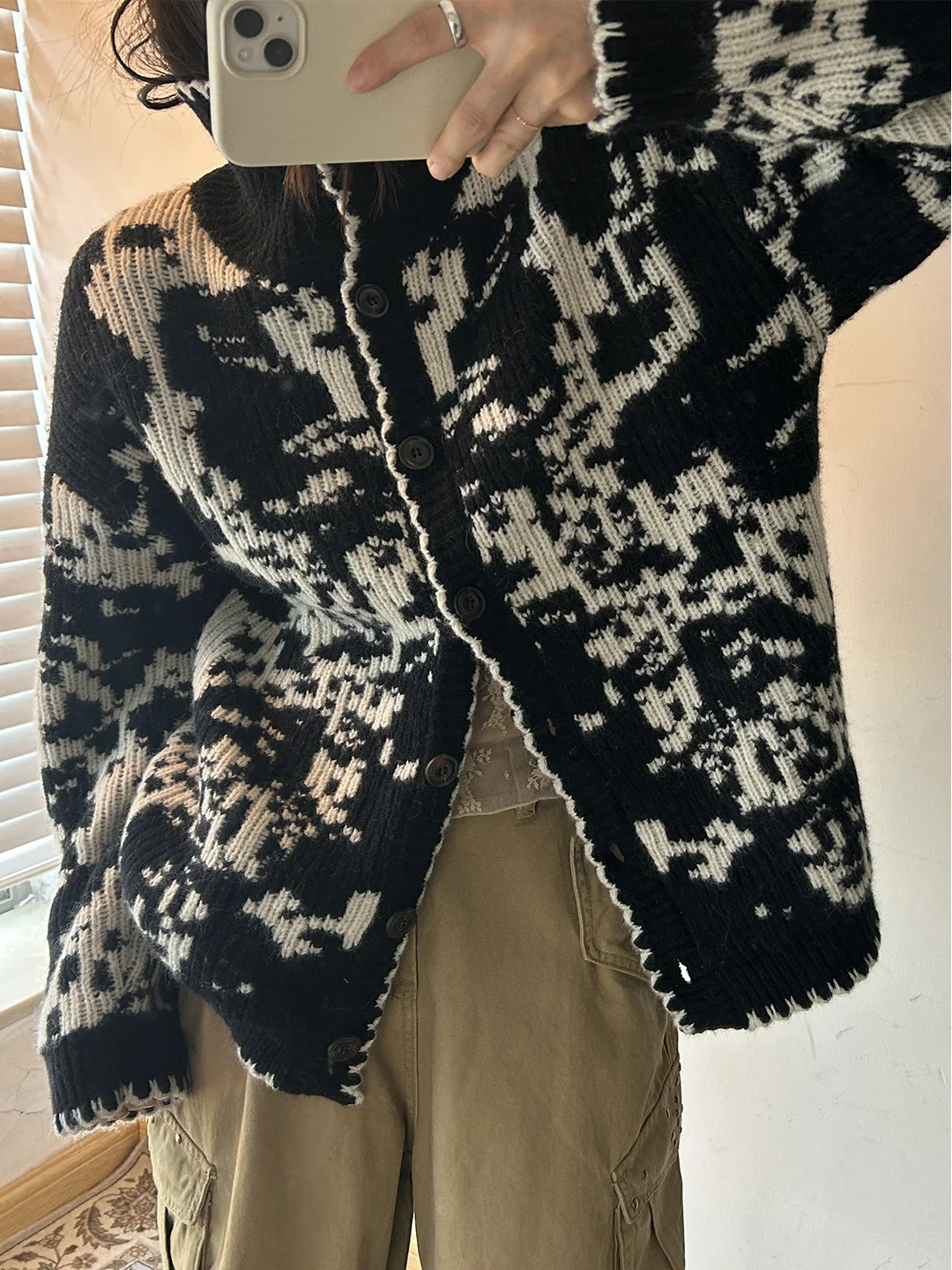 Женский вязаный свитер-пальто Ghost Home оверсайз с высоким воротником, плотной вязки, для многослойных образов
Женский вязаный свитер-пальто Ghost Home оверсайз с высоким воротником, плотной вязки, для многослойных образов