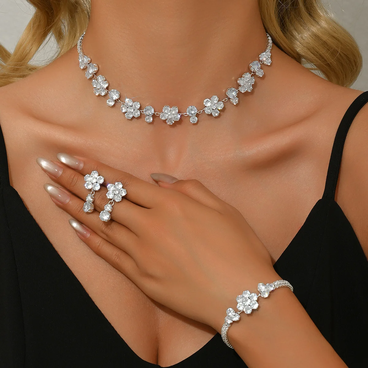 New Korean-style fashionable bridal set - floral diamond-encrusted zirconia necklace and earrings set. Wife's Gift
New Korean-style fashionable bridal set - floral diamond-encrusted zirconia necklace and earrings set. Wife's Gift