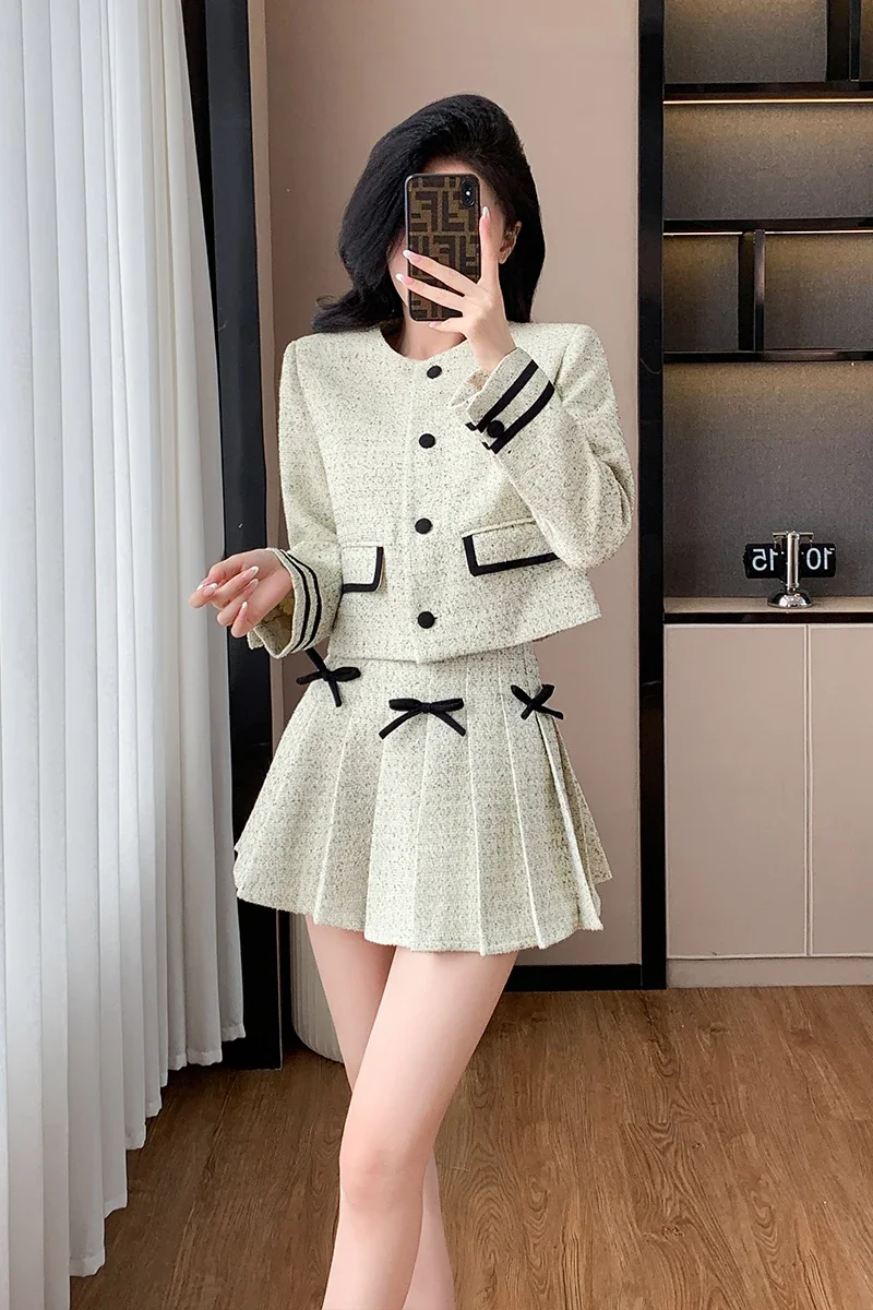 High-end Socialite Women's Short Coat Top Pleated Skirt Autumn and Winter 2024 Elegant Slimming Suit Jacket Skirt Two-piece Set
High-end Socialite Women's Short Coat Top Pleated Skirt Autumn and Winter 2024 Elegant Slimming Suit Jacket Skirt Two-piece Set