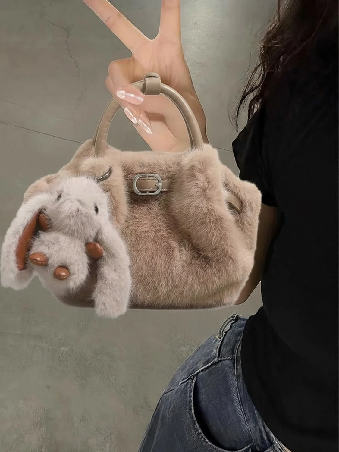 Faionable Fall Winter Plu Crossbody Bag Women's Small Handle Bag Versatile Fur Handbag Buet Bag Korean Sle Single o...
Faionable Fall Winter Plu Crossbody Bag Women's Small Handle Bag Versatile Fur Handbag Buet Bag Korean Sle Single o...