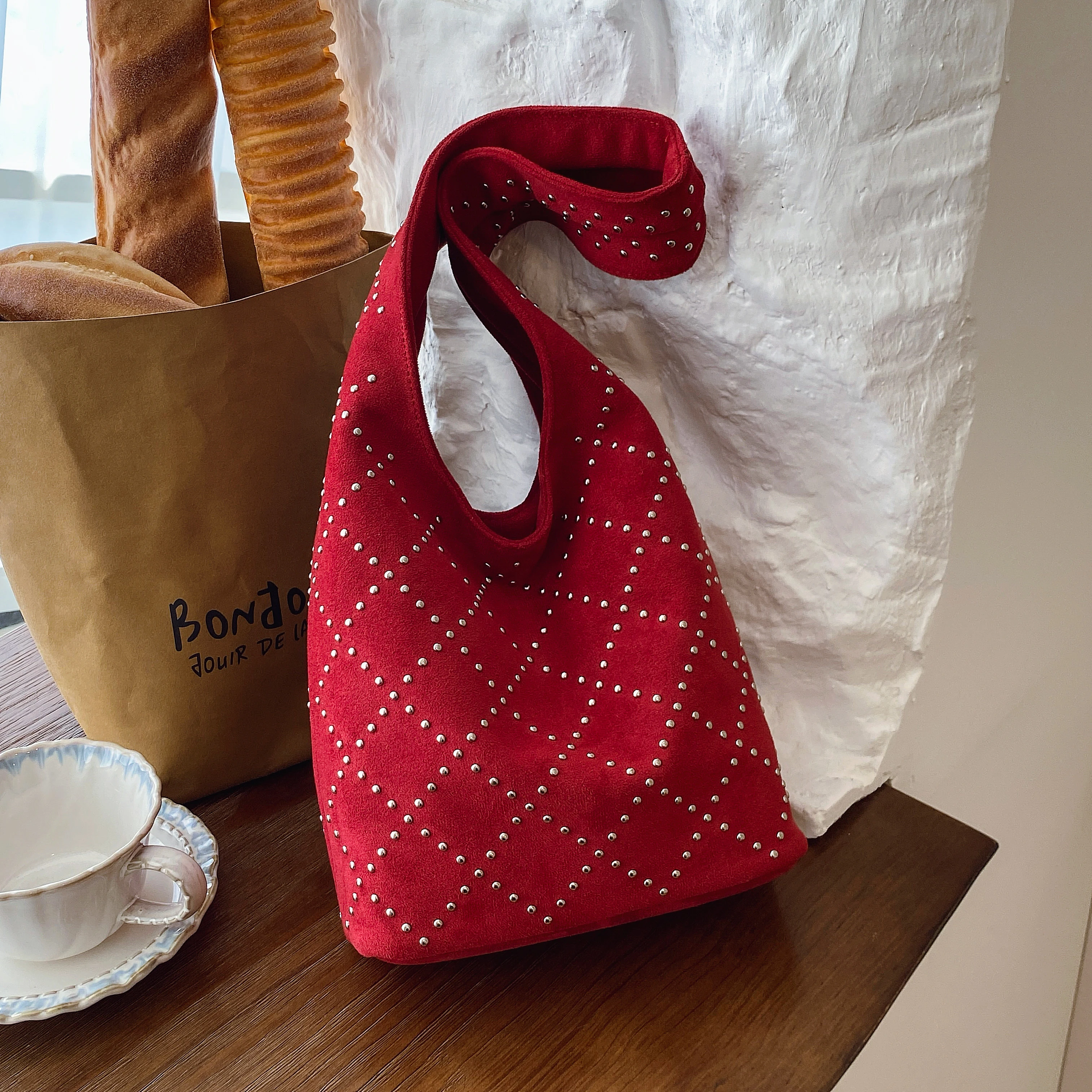 Матовая женская сумка в стиле ретро, новинка 2025 года, универсальная стеганая сумка на плечо с заклепками, популярная в этом году сумка-ведро
Матовая женская сумка в стиле ретро, новинка 2025 года, универсальная стеганая сумка на плечо с заклепками, популярная в этом году сумка-ведро