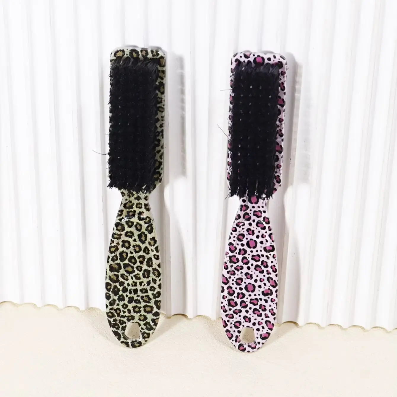 Professional styling hair brush - leopard print pattern, easy to carry, suitable for all hair types, special for real hair wigs
Professional styling hair brush - leopard print pattern, easy to carry, suitable for all hair types, special for real hair wigs