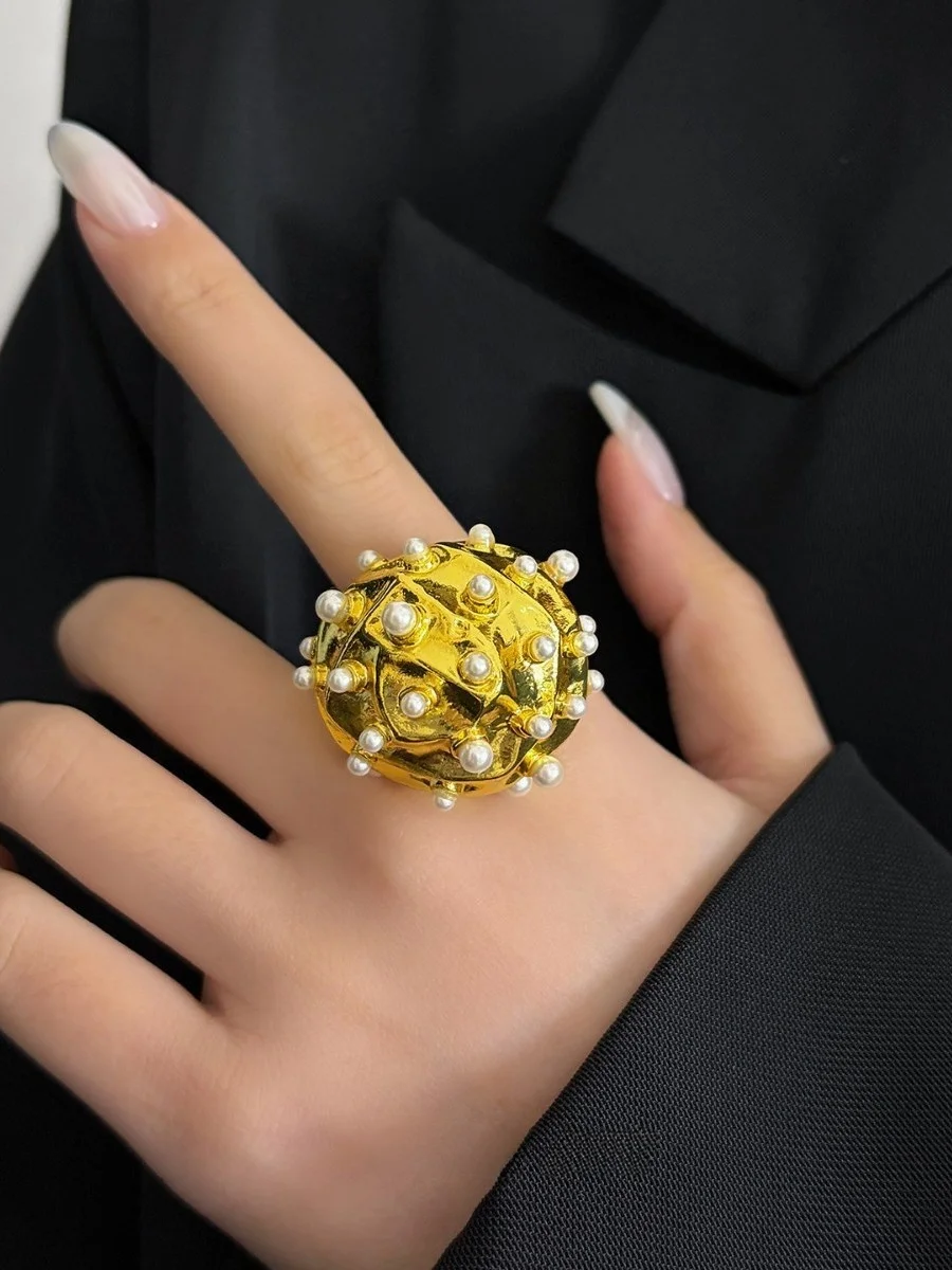 Retro Style Folded round Pearl Ring for Women Exaggerated Open Finger Ring High Personality Accessory Fashionable Casual Wear
Retro Style Folded round Pearl Ring for Women Exaggerated Open Finger Ring High Personality Accessory Fashionable Casual Wear