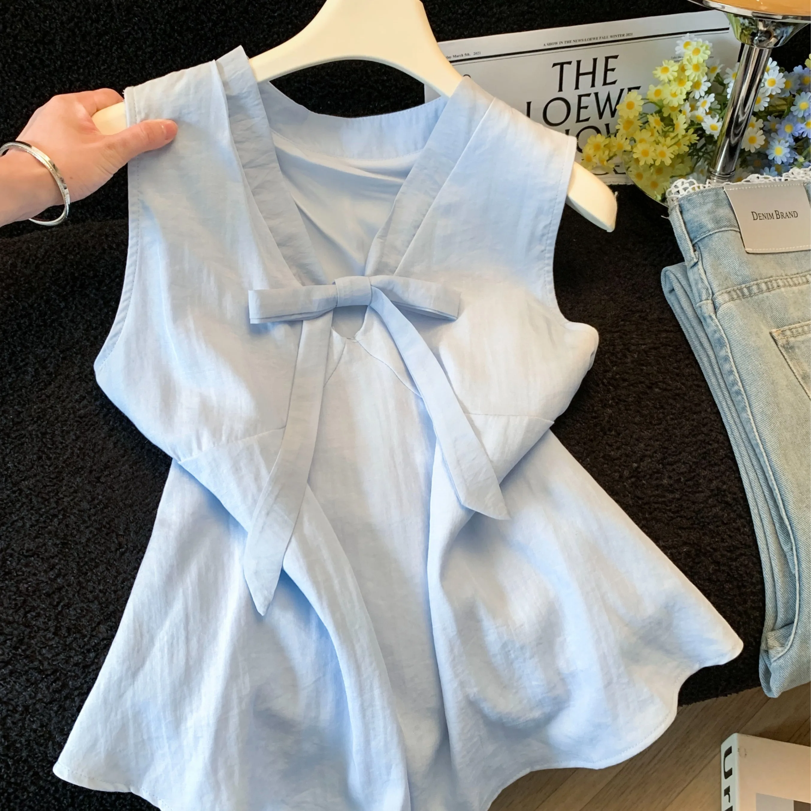 Elegant Knot V-Neck Sleeveless Shirt Women's Summer 2026 New Style Street Fashion Breathable Loose Fit Casual Shirt
Elegant Knot V-Neck Sleeveless Shirt Women's Summer 2026 New Style Street Fashion Breathable Loose Fit Casual Shirt