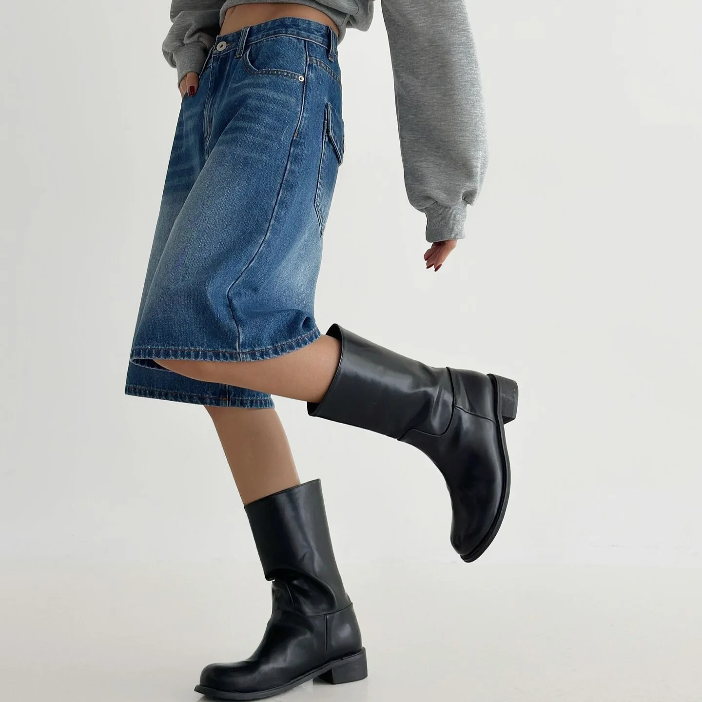 New Wide Leg Five-Quarter Korean Jeans Summer Knee-Length Shorts Women's High Waist Cotton Folded Surface Trousers
New Wide Leg Five-Quarter Korean Jeans Summer Knee-Length Shorts Women's High Waist Cotton Folded Surface Trousers