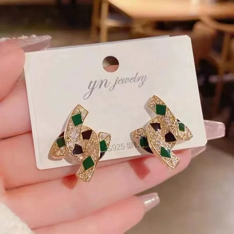 Luxury Jewelry Simple Design Letter pearl Earrings For Women Gold Color wedding Party Stud Earrings
Luxury Jewelry Simple Design Letter pearl Earrings For Women Gold Color wedding Party Stud Earrings