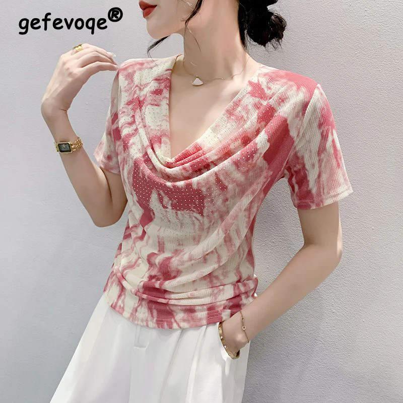 Women Clothing 2024 New Summer Korean Fashion Rhinestone Elegant Slim T-shirt Female Casual V Neck Print Short Sleeve Basic Tops
Women Clothing 2024 New Summer Korean Fashion Rhinestone Elegant Slim T-shirt Female Casual V Neck Print Short Sleeve Basic Tops