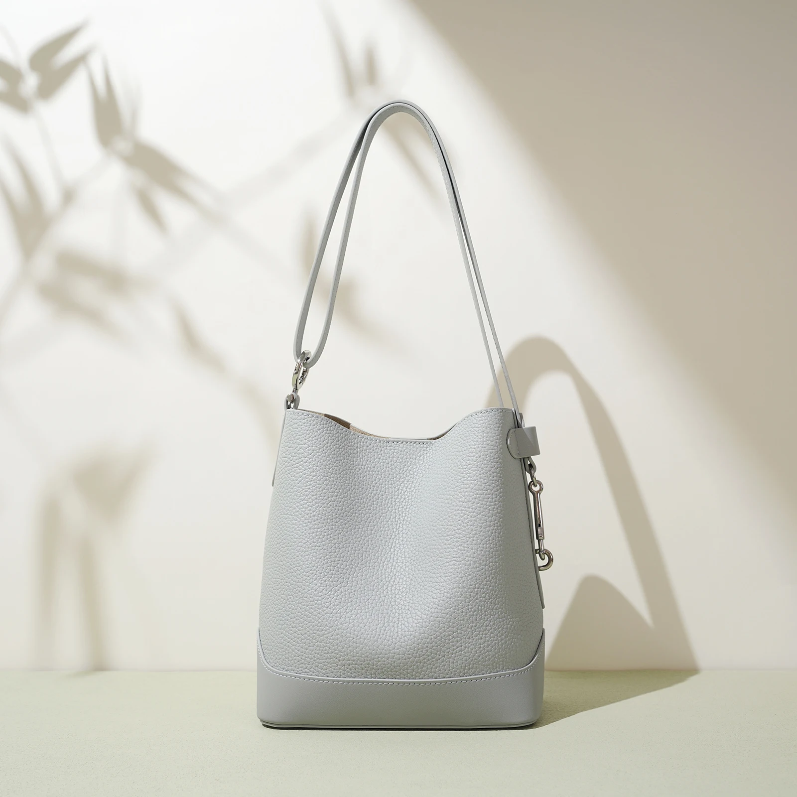New Luxury Large Capacity Fashion Simple Bucket Bag Women's Lychee Grain Leather Shoulder Pack High Quality Crossbody Handbag
New Luxury Large Capacity Fashion Simple Bucket Bag Women's Lychee Grain Leather Shoulder Pack High Quality Crossbody Handbag
