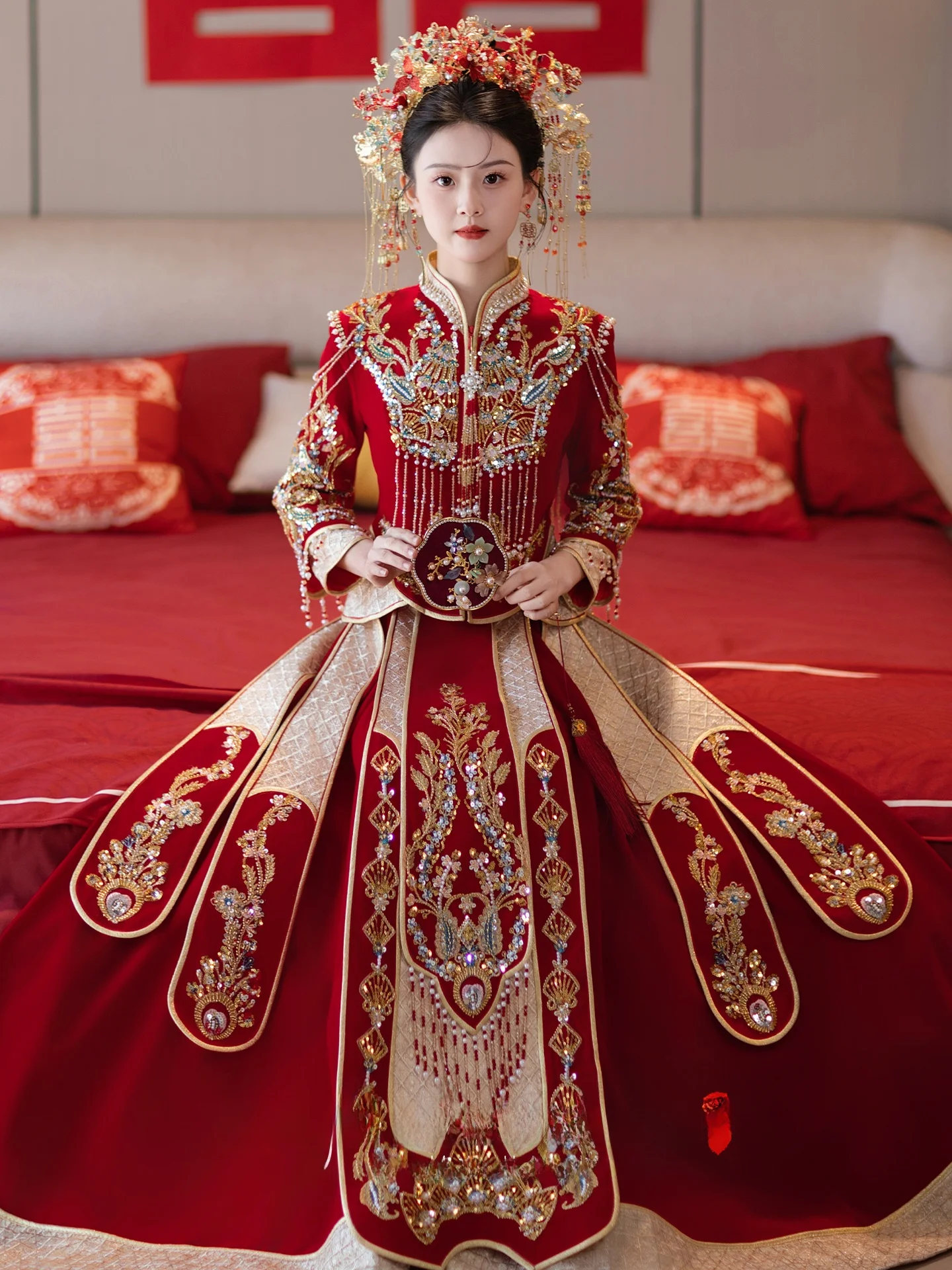 Новое китайское свадебное платье из бархата с тяжелой вышивкой, стройнящее, для церемонии вступления, церемонии тостов и других торжественных мероприятий.
Новое китайское свадебное платье из бархата с тяжелой вышивкой, стройнящее, для церемонии вступления, церемонии тостов и других торжественных мероприятий.