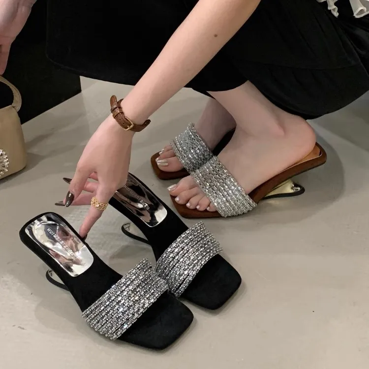 Water Diamond Buckle High Heels Women's Summer Outdoor Wear 2025 New Elegant Square Head Tread Rubber Bottom Sandals
Water Diamond Buckle High Heels Women's Summer Outdoor Wear 2025 New Elegant Square Head Tread Rubber Bottom Sandals