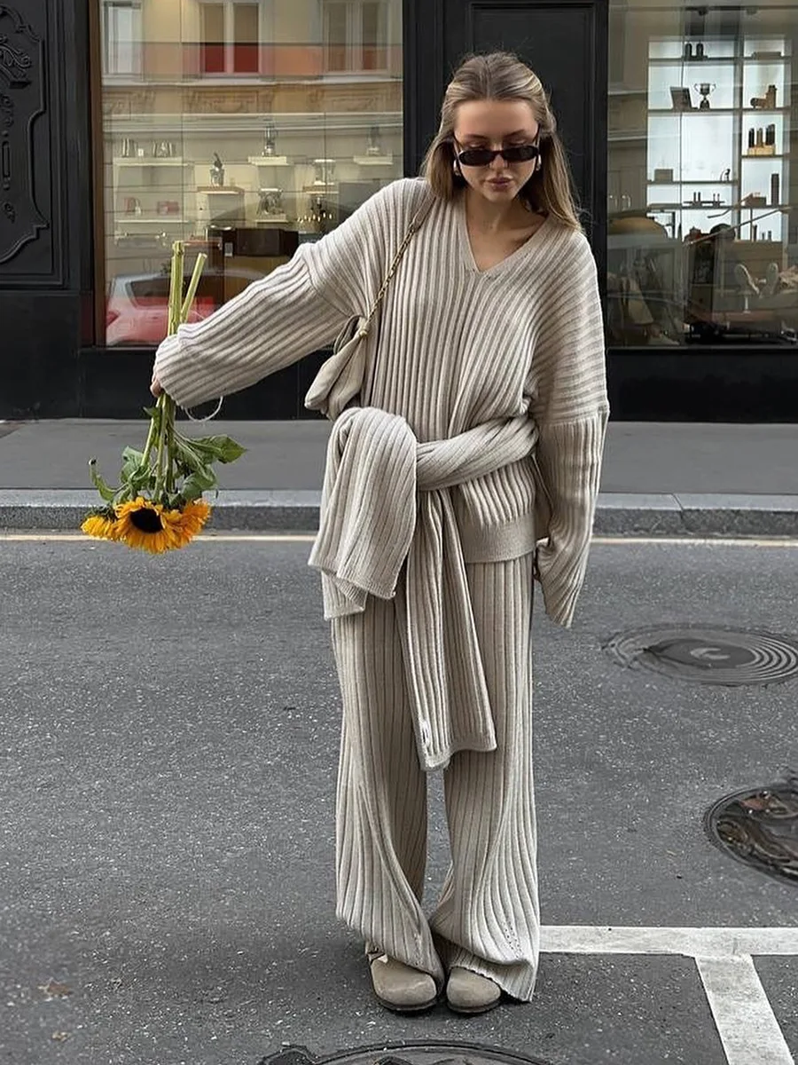 Wolfeel Women's New Autumn Winter V -Neck Ribbed Knit Sweater Pant 2-Piece Set Oversized Wide Leg Pants Fashion Suit
Wolfeel Women's New Autumn Winter V -Neck Ribbed Knit Sweater Pant 2-Piece Set Oversized Wide Leg Pants Fashion Suit