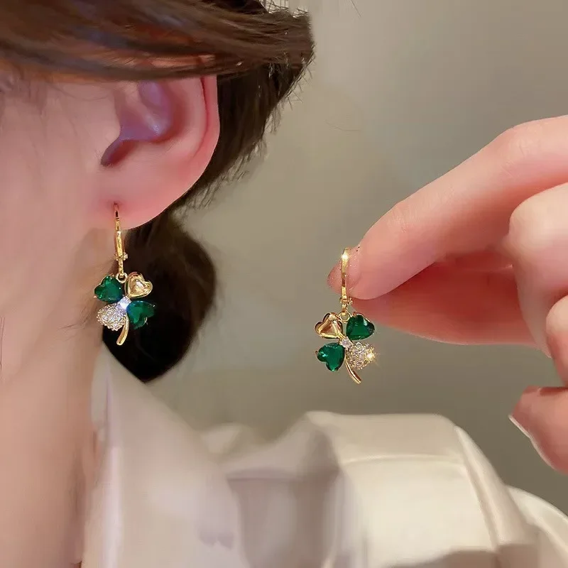 Niche unique four-leaf clover summer light luxury high-end temperament trendy ear buckle earrings
Niche unique four-leaf clover summer light luxury high-end temperament trendy ear buckle earrings