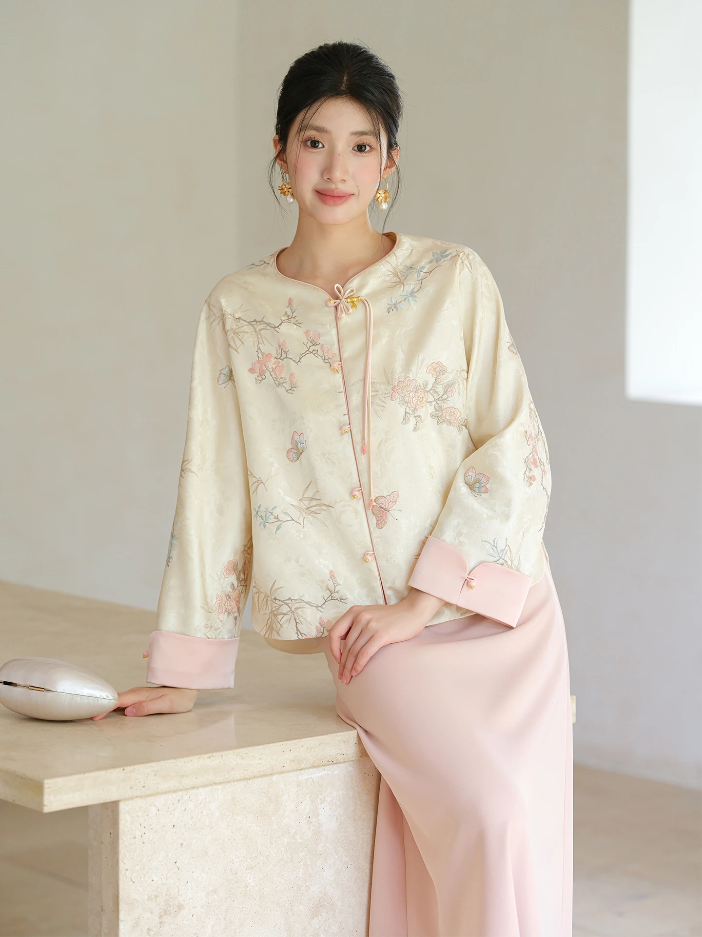 Свободный женский китайский костюм Тан на осень-зиму абрикосового цвета с вышивкой и цветочным принтом, топ Faion, традиционный китайский костюм...
Свободный женский китайский костюм Тан на осень-зиму абрикосового цвета с вышивкой и цветочным принтом, топ Faion, традиционный китайский костюм...