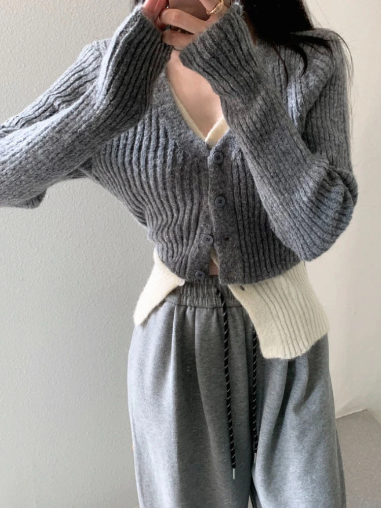 Korobov Ins V-neck Single Breasted Cardigan Splicing Fake Two Sweaters Hong Kong Style Knitwear Top Thin Female Fashion Jumper
Korobov Ins V-neck Single Breasted Cardigan Splicing Fake Two Sweaters Hong Kong Style Knitwear Top Thin Female Fashion Jumper