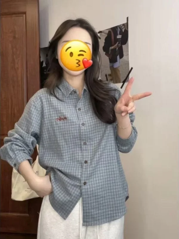 Синяя клетчатая рубашка с вышивкой и надписями, мягкая, свободного кроя, в корейском стиле, для многослойных образов, модная, для повседневной носки
Синяя клетчатая рубашка с вышивкой и надписями, мягкая, свободного кроя, в корейском стиле, для многослойных образов, модная, для повседневной носки