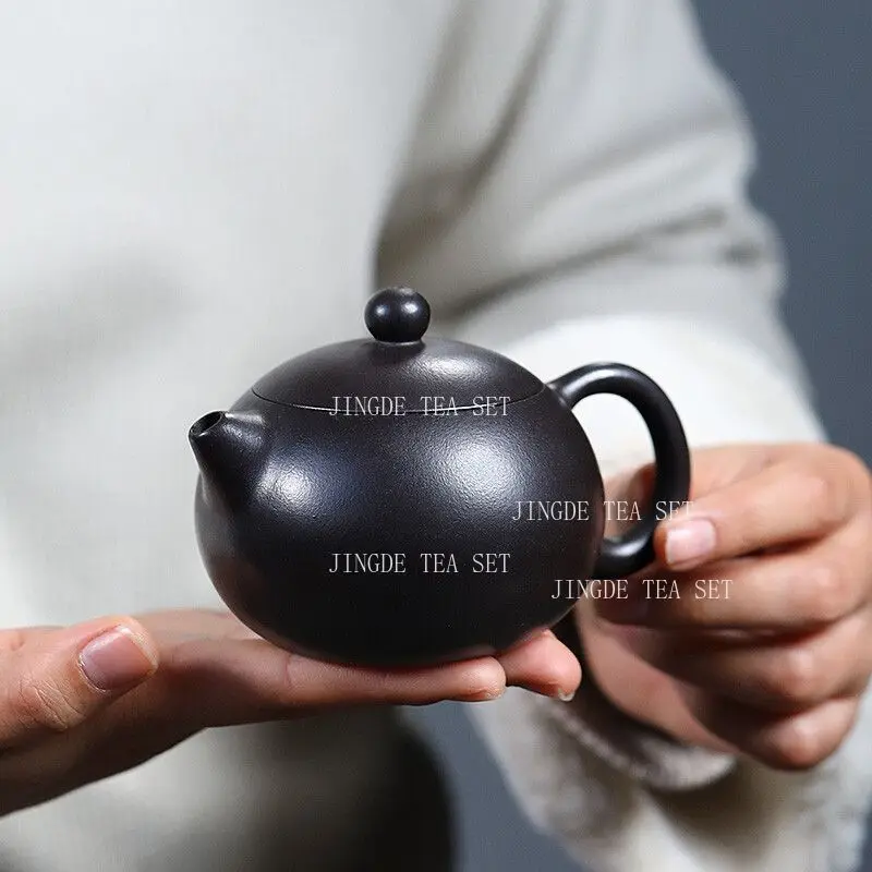 250ml Yixing Zisha Clay Xishi Teapot Famous Master Kung Fu Tea Pot Small Large Capacity Ball Hole Filter Black Clay Tea Set
250ml Yixing Zisha Clay Xishi Teapot Famous Master Kung Fu Tea Pot Small Large Capacity Ball Hole Filter Black Clay Tea Set