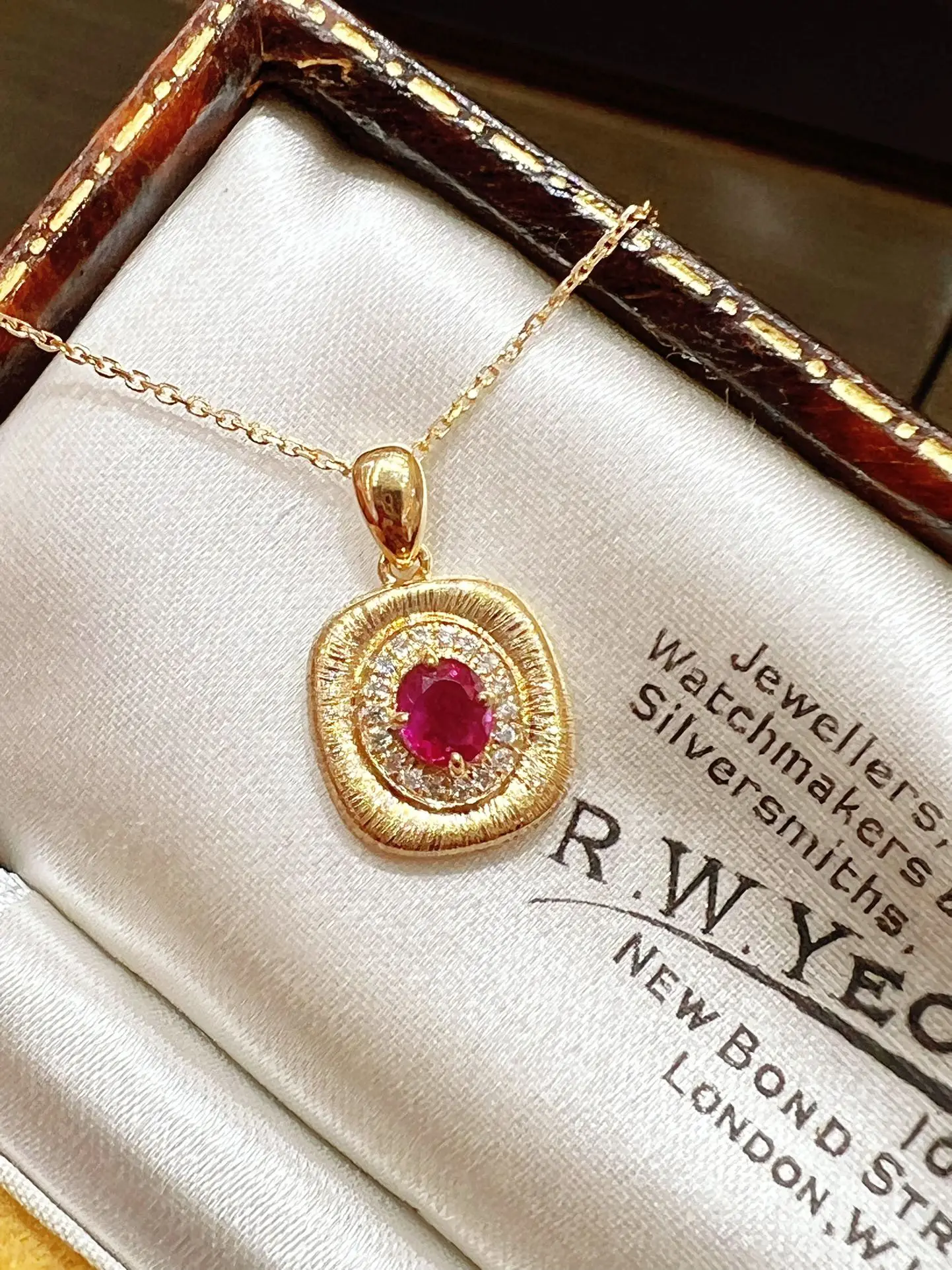 Pure silver S925 women's jewelry retro inlaid with red zircon necklace for luxurious banquet occasions, wearing and giving gifts
Pure silver S925 women's jewelry retro inlaid with red zircon necklace for luxurious banquet occasions, wearing and giving gifts