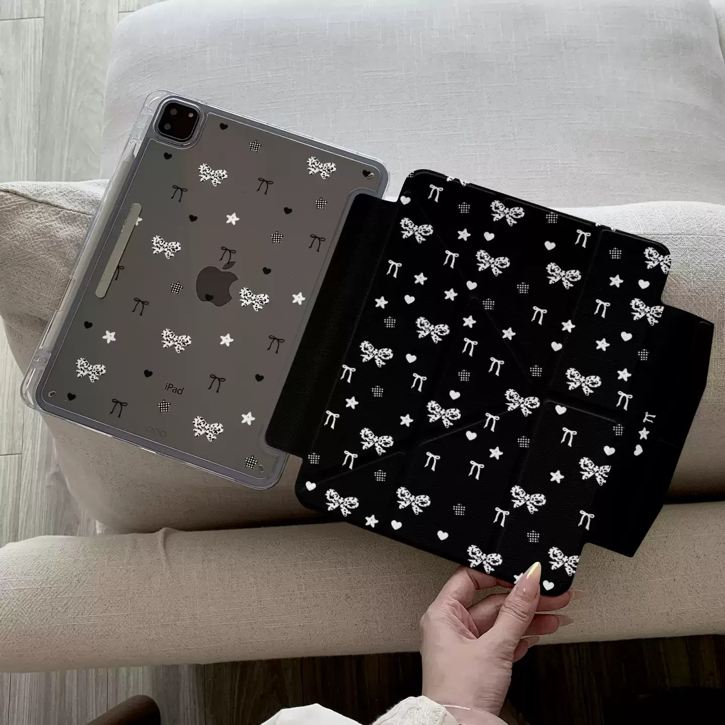 Чехол Ins White Bow Black для планшетов iPad Pro 11, 12.9, 13 (M2, M4, M3, M5), а также для iPad 8.3, 9.7, 10.2 (5/6/7/8/9/10/11-го поколений), Air 2, 3, 4, 5, 6, 7, 8, 9, 10, 11.
Чехол Ins White Bow Black для планшетов iPad Pro 11, 12.9, 13 (M2, M4, M3, M5), а также для iPad 8.3, 9.7, 10.2 (5/6/7/8/9/10/11-го поколений), Air 2, 3, 4, 5, 6, 7, 8, 9, 10, 11.
