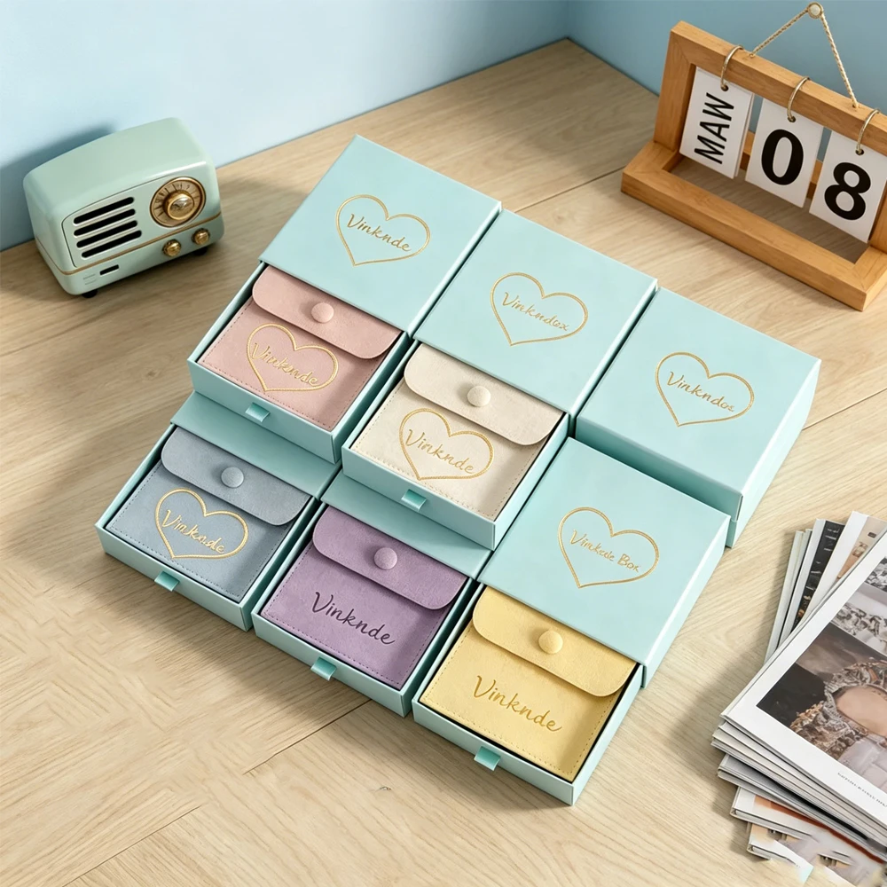 Custom Logo 10x10x3.5cm Paper Jewelry Drawer Box with Insert 9x9cm Microfiber Snap Bag Cardboard Ring Earring Gift Boxes
Custom Logo 10x10x3.5cm Paper Jewelry Drawer Box with Insert 9x9cm Microfiber Snap Bag Cardboard Ring Earring Gift Boxes