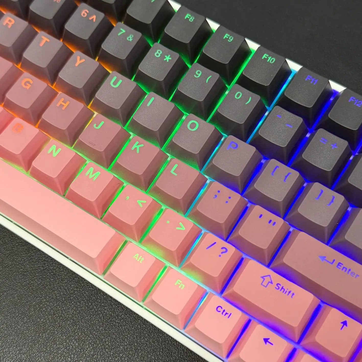Blackberry powder is engraved gradual change transparent keycap PBT material original height mechanical 75/87/98/104/108
Blackberry powder is engraved gradual change transparent keycap PBT material original height mechanical 75/87/98/104/108