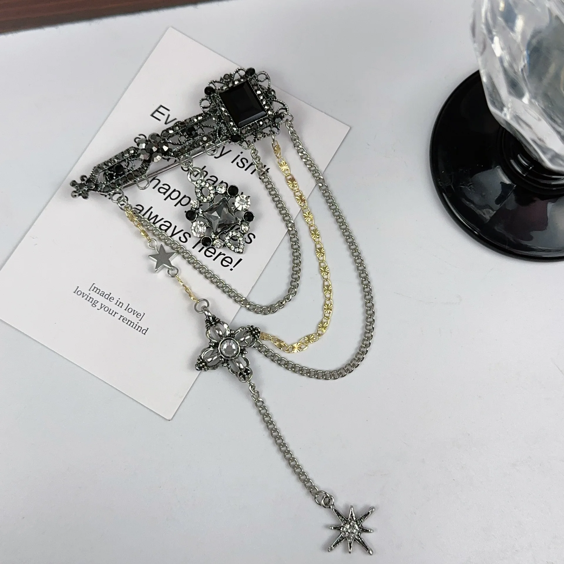 Vintage Fashion Black Crystal Sparkling Rhinestone Brooch Creative Star Tassels Chain Brooches for Women Men Suit Lapel Pin
Vintage Fashion Black Crystal Sparkling Rhinestone Brooch Creative Star Tassels Chain Brooches for Women Men Suit Lapel Pin