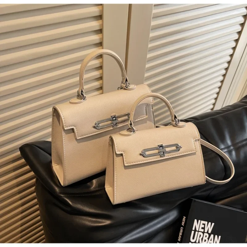 Luxury Minimalist Clutch Bag With Designer Letter Logo Women's Retro Crossbody Handbag Solid Color Party Elegant
Luxury Minimalist Clutch Bag With Designer Letter Logo Women's Retro Crossbody Handbag Solid Color Party Elegant