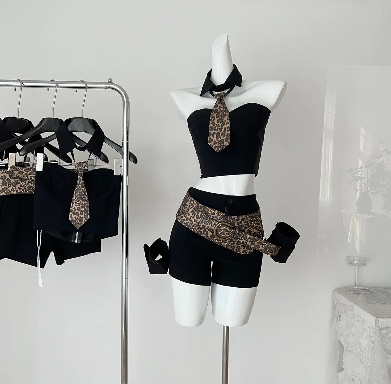 Summer Women Y2k Dark Academia 2000s Gyaru Coquette Rave Birthday Idols Outfits 2 Piece Set Hot Tube Top + Leopard Belt Shorts
Summer Women Y2k Dark Academia 2000s Gyaru Coquette Rave Birthday Idols Outfits 2 Piece Set Hot Tube Top + Leopard Belt Shorts