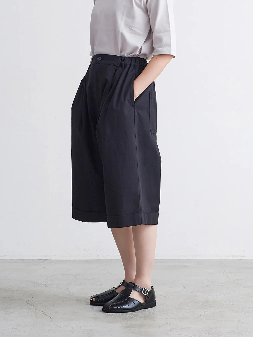 Minimalist Japanese Design Knee-Length Shorts High Waist Cotton Workwear Style Cuffed Loose Fit Casual Pants for Women
Minimalist Japanese Design Knee-Length Shorts High Waist Cotton Workwear Style Cuffed Loose Fit Casual Pants for Women