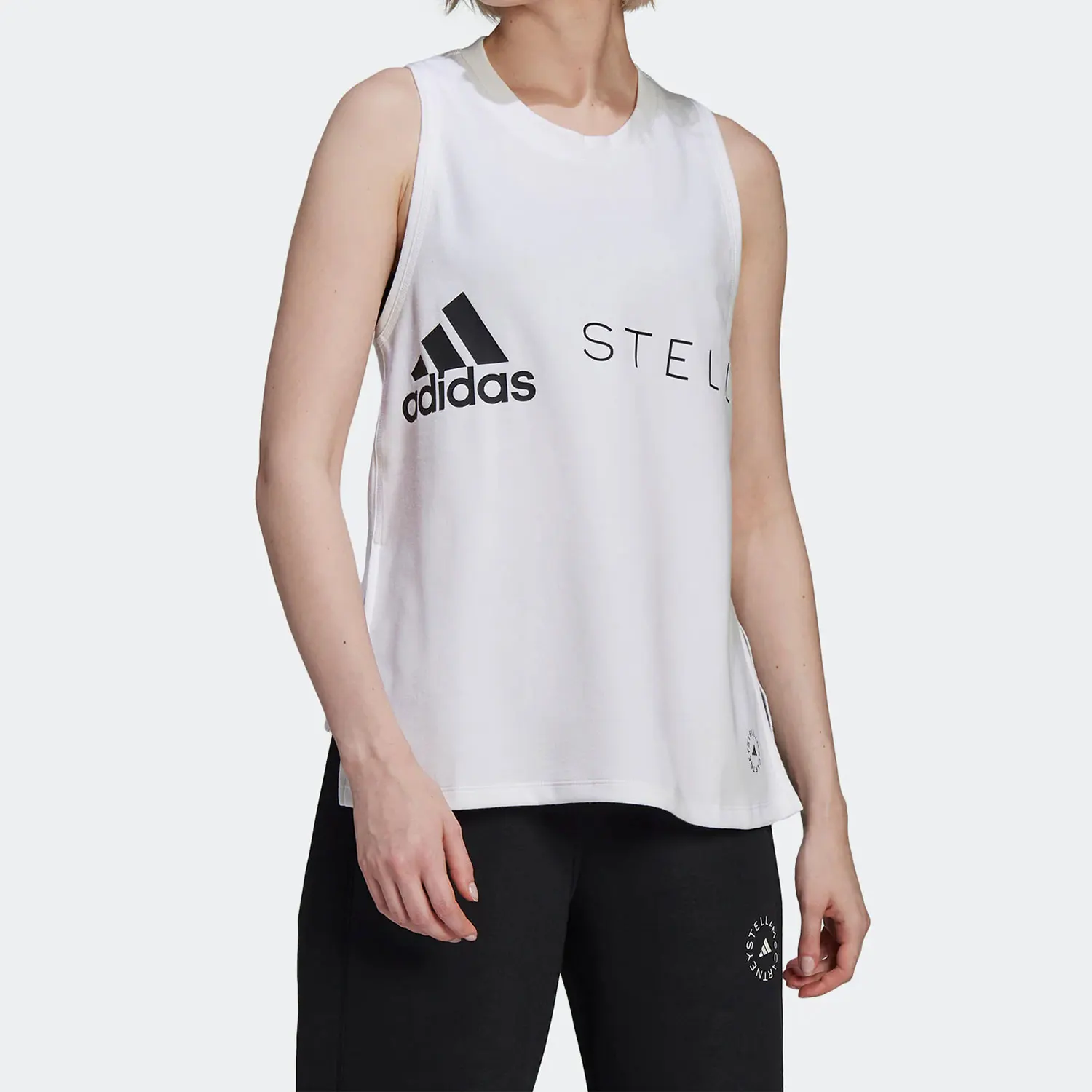 Женская летняя дышащая спортивная майка Adidas SMC HA8972
Женская летняя дышащая спортивная майка Adidas SMC HA8972