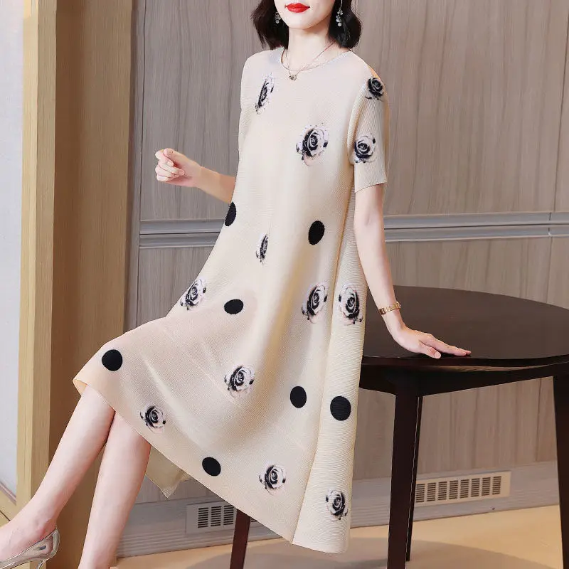 New pleated printed loose short sleeved mid length skirt, summer thin style, fashionable, simple dress
New pleated printed loose short sleeved mid length skirt, summer thin style, fashionable, simple dress
