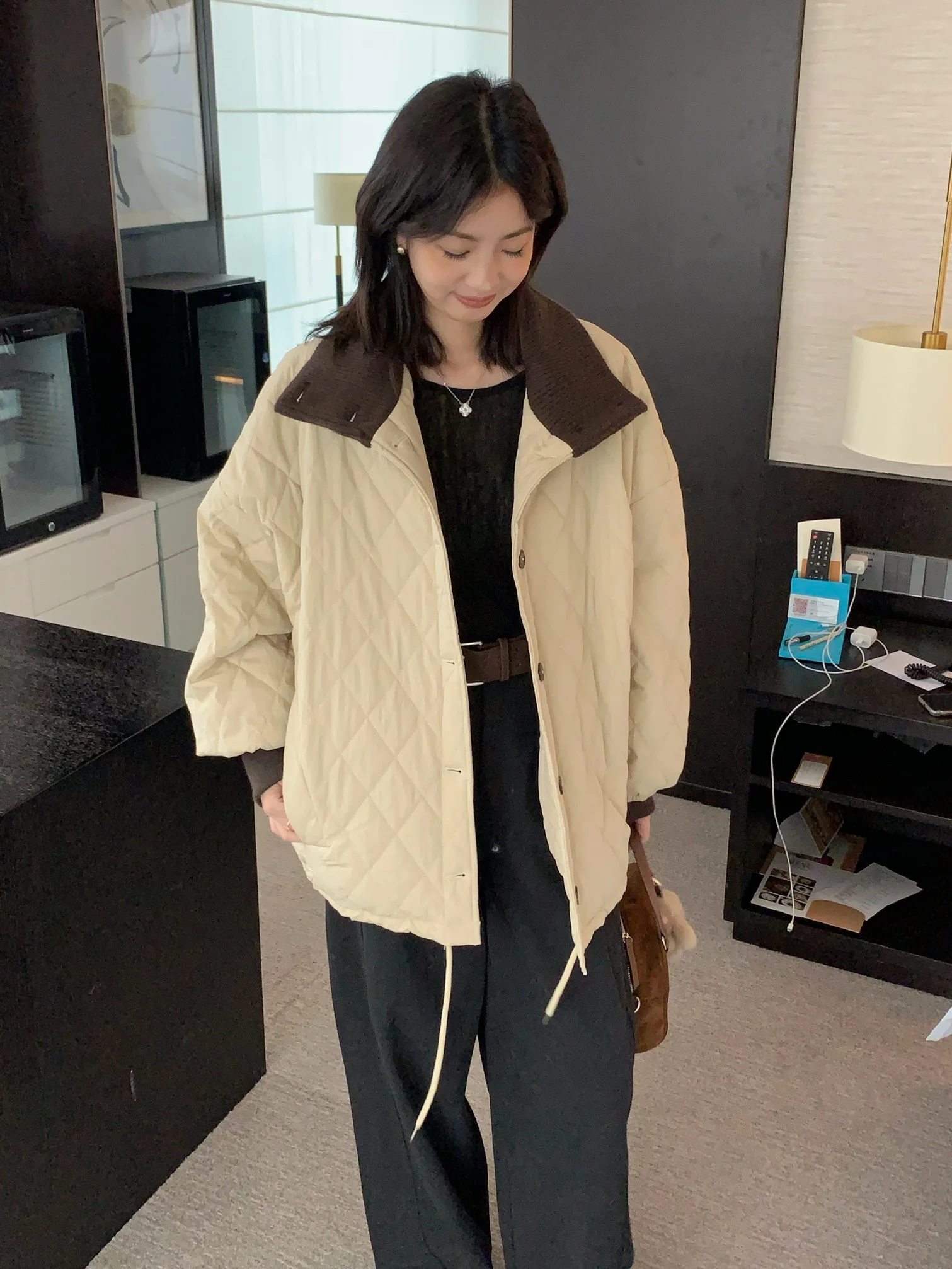 Женское хлопковое пальто свободного кроя с решетчатым принтом, осенне-зимнее пальто для похудения, длинное пальто на пуговицах с воротником-стойкой
Женское хлопковое пальто свободного кроя с решетчатым принтом, осенне-зимнее пальто для похудения, длинное пальто на пуговицах с воротником-стойкой