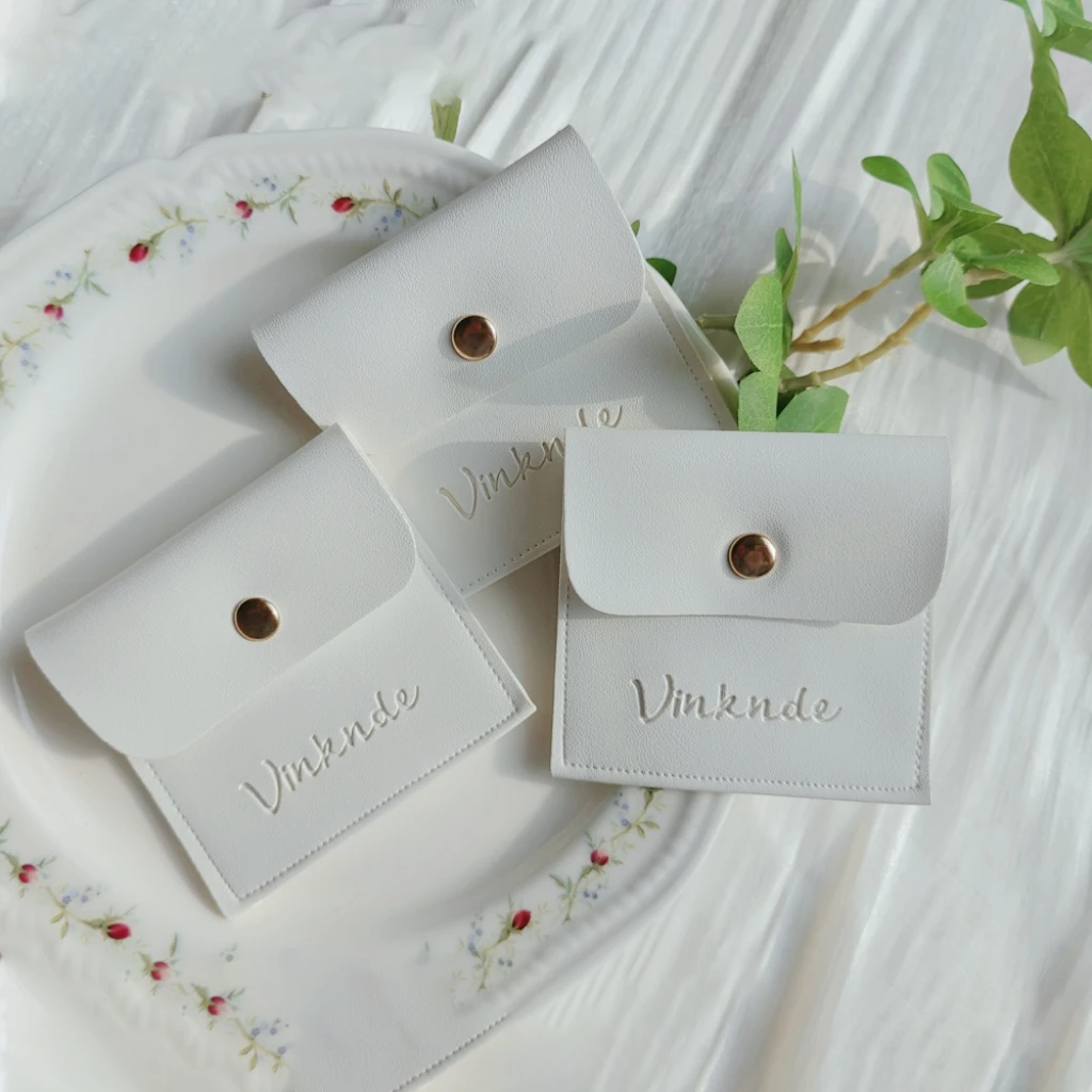 100Pack Cute Small PU Leather Jewelry Storage Bags Custom Logo 7x7cm Stud Earring Ring Charm Necklace Organizer Gifts Pouches
100Pack Cute Small PU Leather Jewelry Storage Bags Custom Logo 7x7cm Stud Earring Ring Charm Necklace Organizer Gifts Pouches