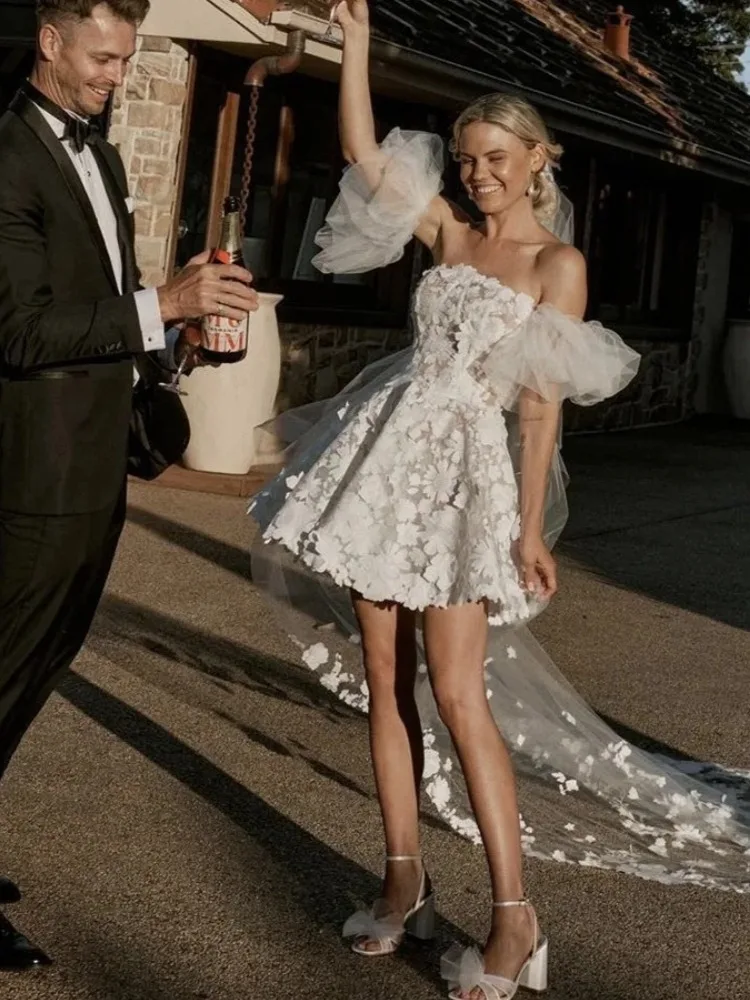 Strapless Short Wedding Dresses Detachable Puff Sleeves Appliques Mini Bridal Gowns Lace Civil Engagement vestido de novia
Strapless Short Wedding Dresses Detachable Puff Sleeves Appliques Mini Bridal Gowns Lace Civil Engagement vestido de novia