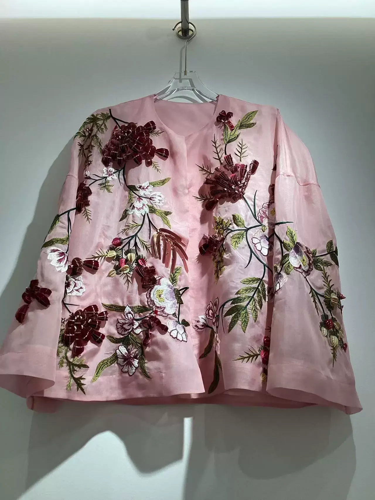 2026 New Arrival Women's Pink Silk Organza Coat Luxury Sequins Flowers Embroidered Red Jacket Fashion Loose Black Tops
2026 New Arrival Women's Pink Silk Organza Coat Luxury Sequins Flowers Embroidered Red Jacket Fashion Loose Black Tops