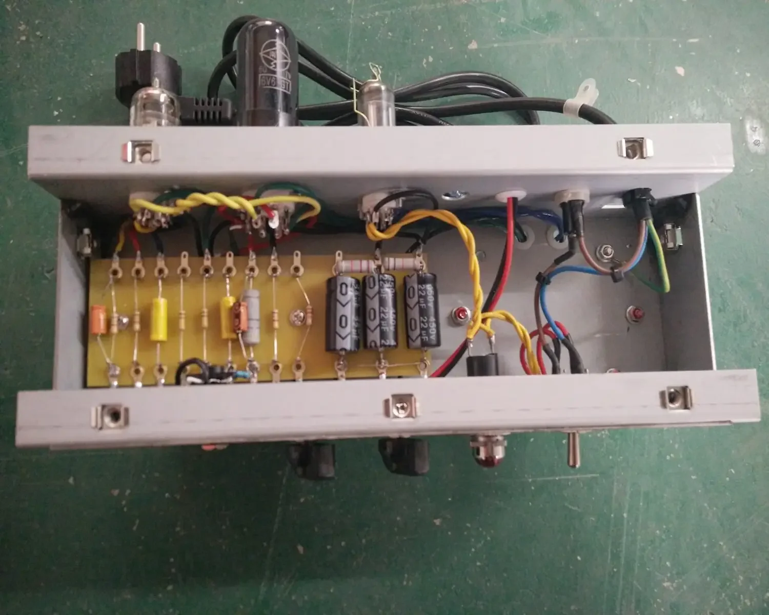 Grand Hand-Wired Tweed Amplifier Combo With 10 Inch Speaker
Grand Hand-Wired Tweed Amplifier Combo With 10 Inch Speaker
