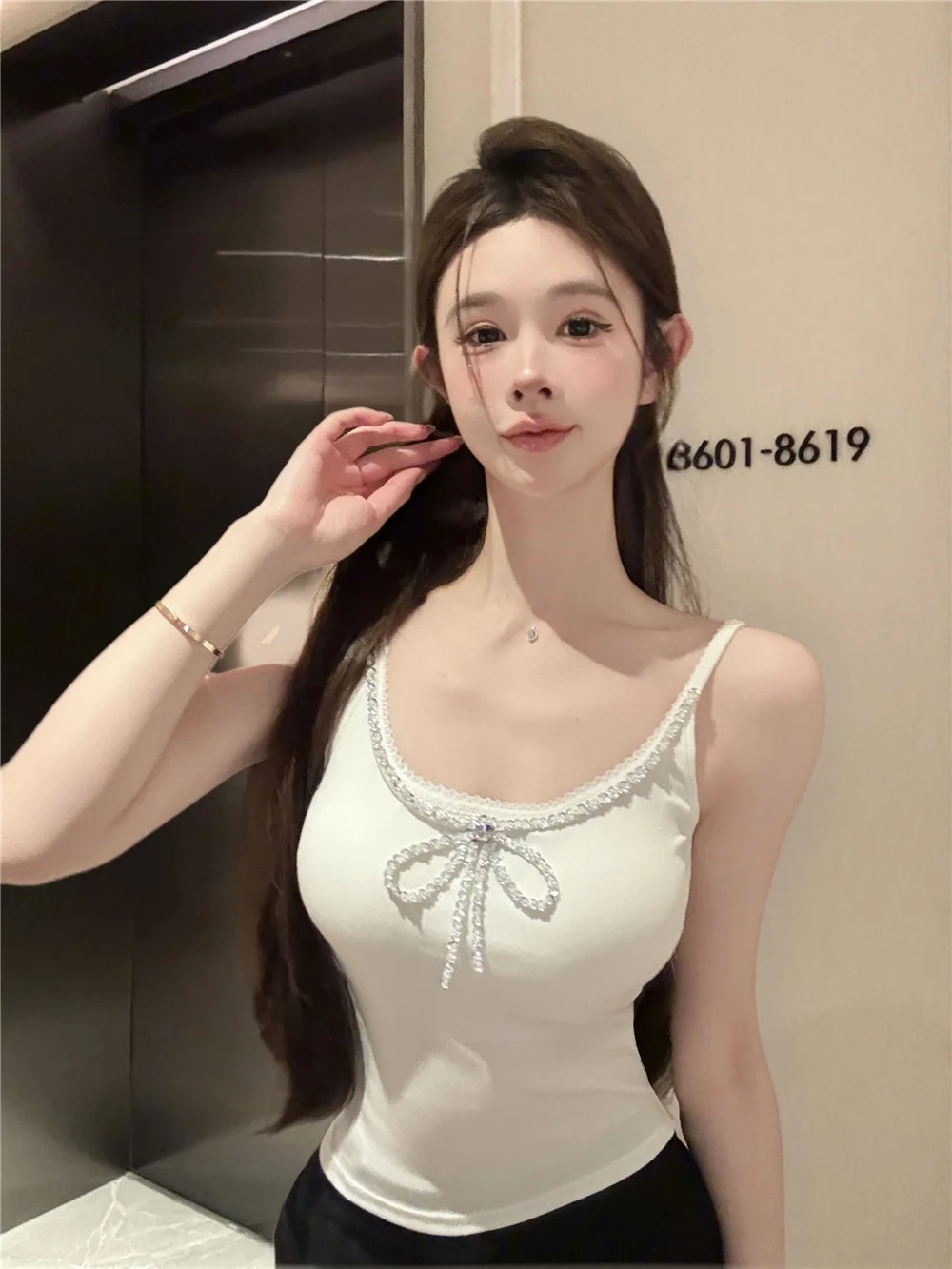 Beautiful Knot Diamond Embedded Strap Vest Women's Summer Outerwear Hot Girl Tube Top Small Top with Chest Pad Thai...
Beautiful Knot Diamond Embedded Strap Vest Women's Summer Outerwear Hot Girl Tube Top Small Top with Chest Pad Thai...