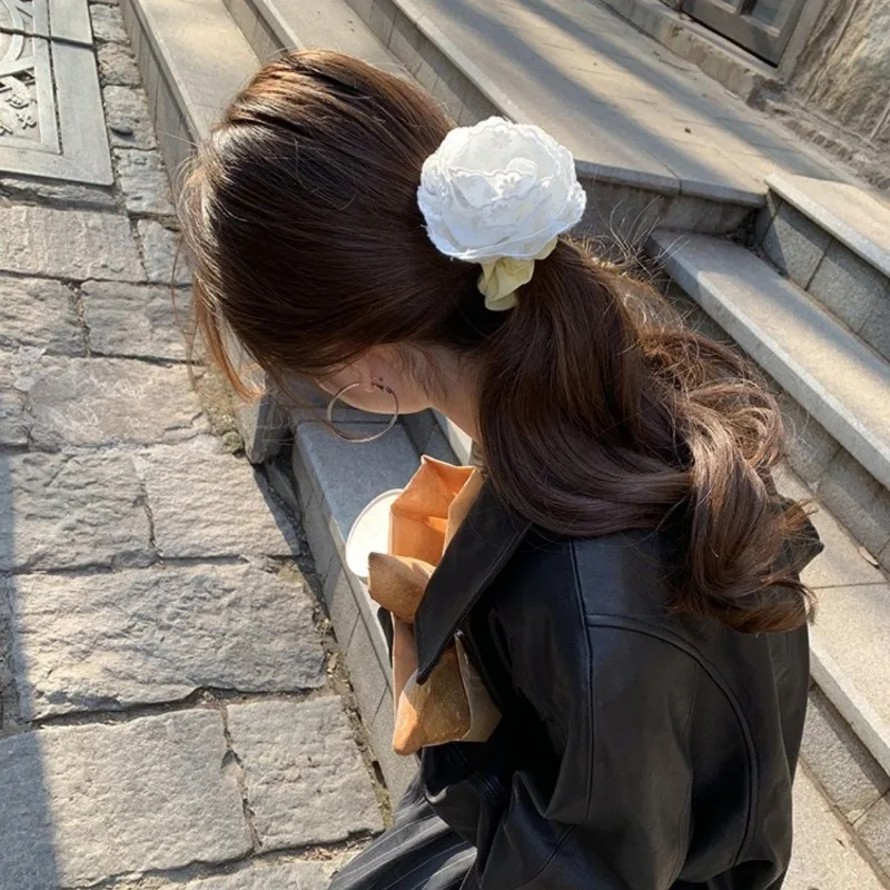 Delicate handmade white flower hair band high-end satin rose hair band large back head hairpin hair accessories.
Delicate handmade white flower hair band high-end satin rose hair band large back head hairpin hair accessories.