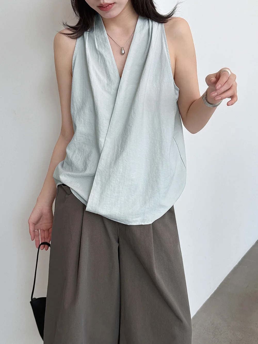 Neck Sleeveless Top Women's Summer Temperament V-neck Texture Cool Vest Shirt
Neck Sleeveless Top Women's Summer Temperament V-neck Texture Cool Vest Shirt