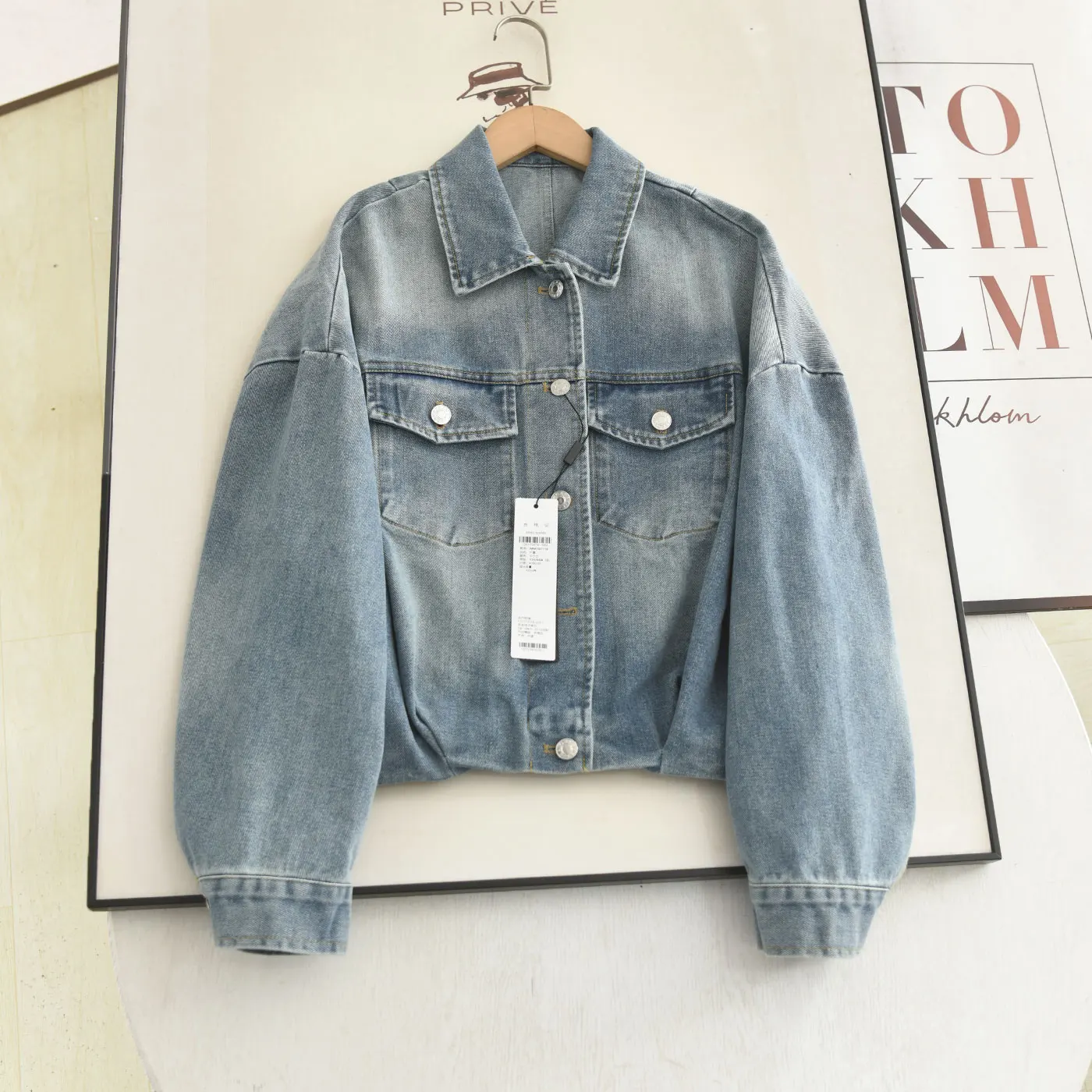 Slimming Effect Korean Style Loose Fit Casual Spring 2026 Women's Denim Jacket with Waist Cinching Hem Detail
Slimming Effect Korean Style Loose Fit Casual Spring 2026 Women's Denim Jacket with Waist Cinching Hem Detail