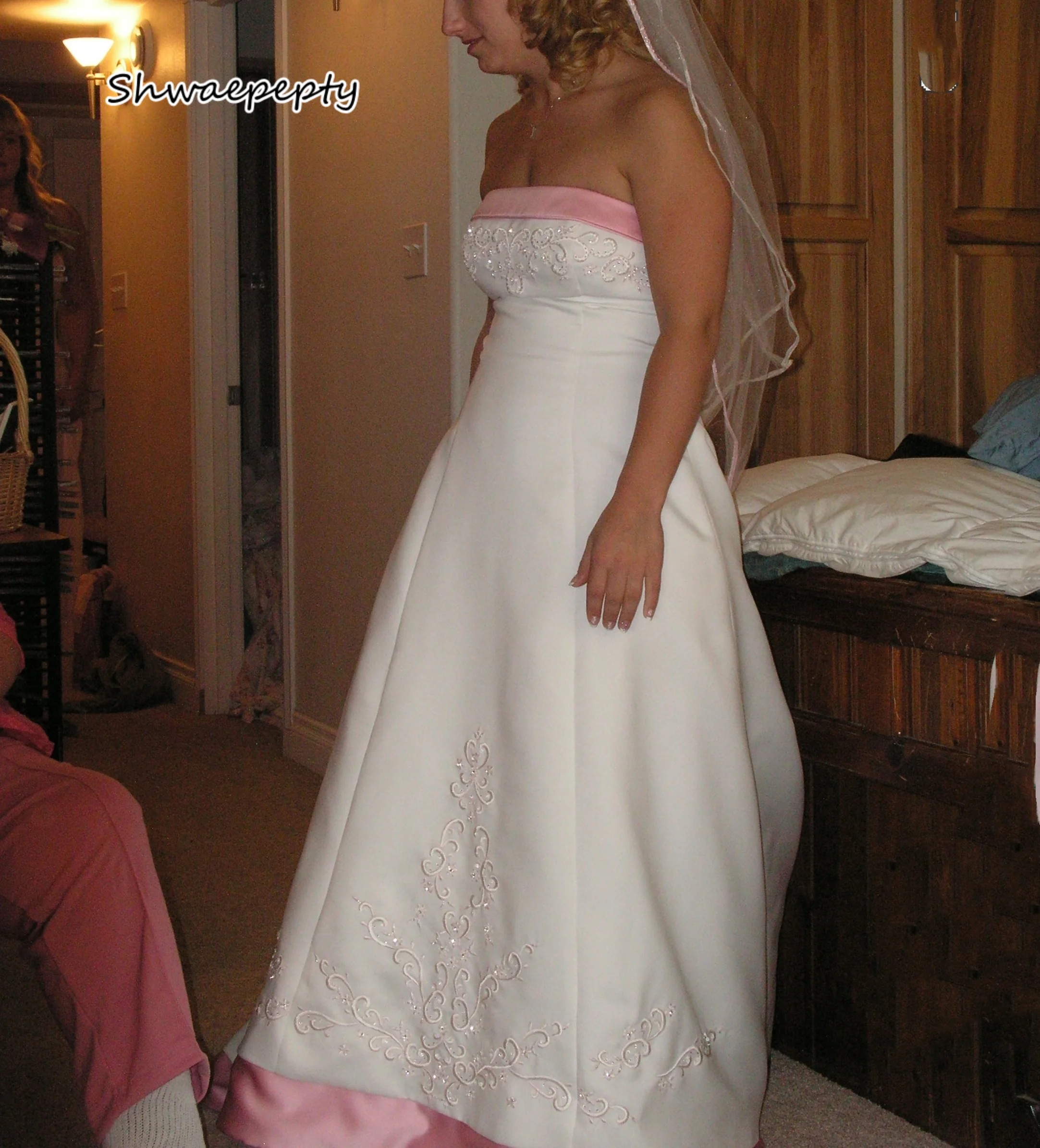 White And Light Pink Satin Wedding Dress Embroidery Beaded Strapless Sleeveless A-Line Floor Length Bridal Gown Customized
White And Light Pink Satin Wedding Dress Embroidery Beaded Strapless Sleeveless A-Line Floor Length Bridal Gown Customized