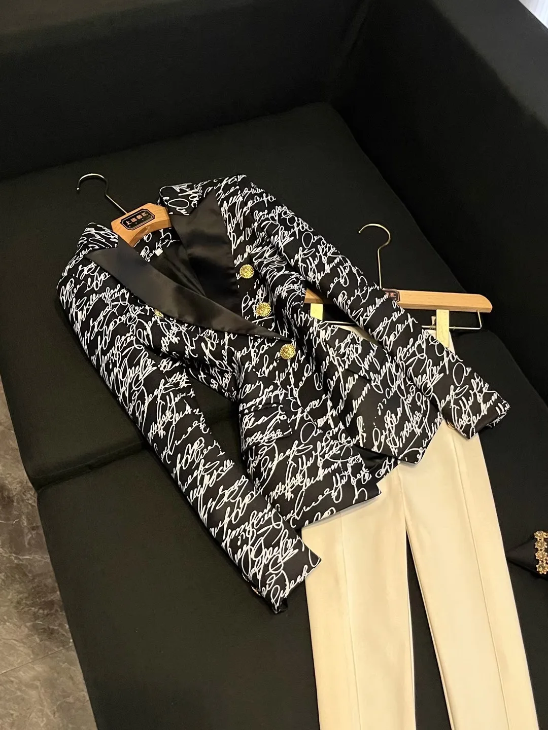 Slim Fit Printed Double Breasted Jaet Faionable Engli Letter Design Winter 2025 Women's Busin Casual Coat A30002
Slim Fit Printed Double Breasted Jaet Faionable Engli Letter Design Winter 2025 Women's Busin Casual Coat A30002