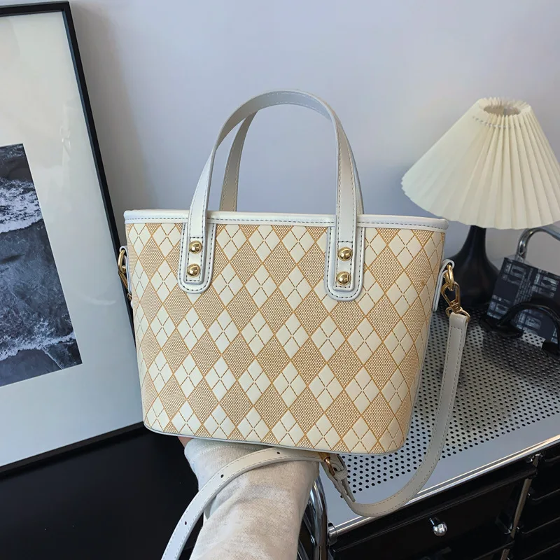 Новая квадратная сумка с бриллиантами, нишевая сумка на одно плечо, дорожная модель, иностранный стиль и универсальность.
Новая квадратная сумка с бриллиантами, нишевая сумка на одно плечо, дорожная модель, иностранный стиль и универсальность.