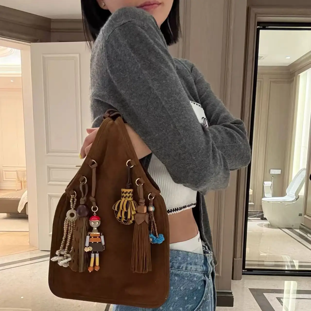 2026 Spring Womens Genuine Goat Skin Tote Bag Suede Shoulder Handbag With Tassel Charms Niche Vacation Style For Daily Resort
2026 Spring Womens Genuine Goat Skin Tote Bag Suede Shoulder Handbag With Tassel Charms Niche Vacation Style For Daily Resort