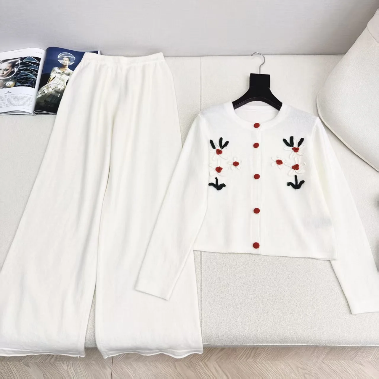 High quality women's autumn and winter wool three-dimensional petal embroidery round neck+elastic waist straight leg pants set
High quality women's autumn and winter wool three-dimensional petal embroidery round neck+elastic waist straight leg pants set
