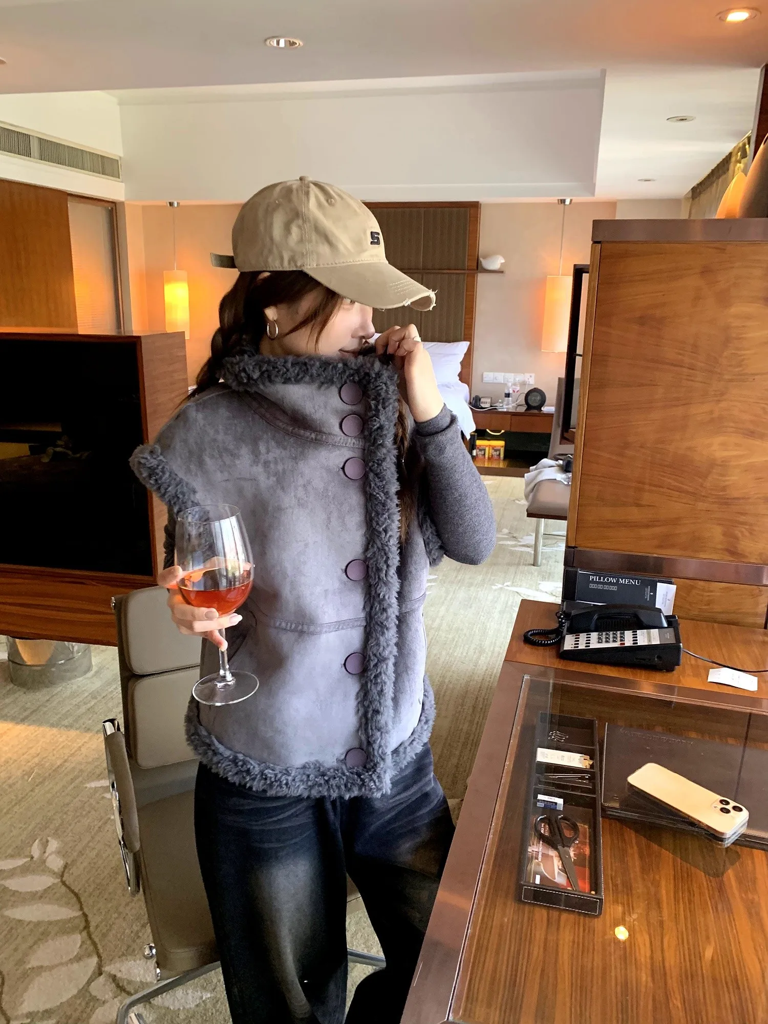 Женский двусторонний жилет из замши и шерсти с мехом, комбинированный из кожи и шерсти (50% шерсти), для повседневной носки, с V-образным вырезом, на одной пуговице
Женский двусторонний жилет из замши и шерсти с мехом, комбинированный из кожи и шерсти (50% шерсти), для повседневной носки, с V-образным вырезом, на одной пуговице